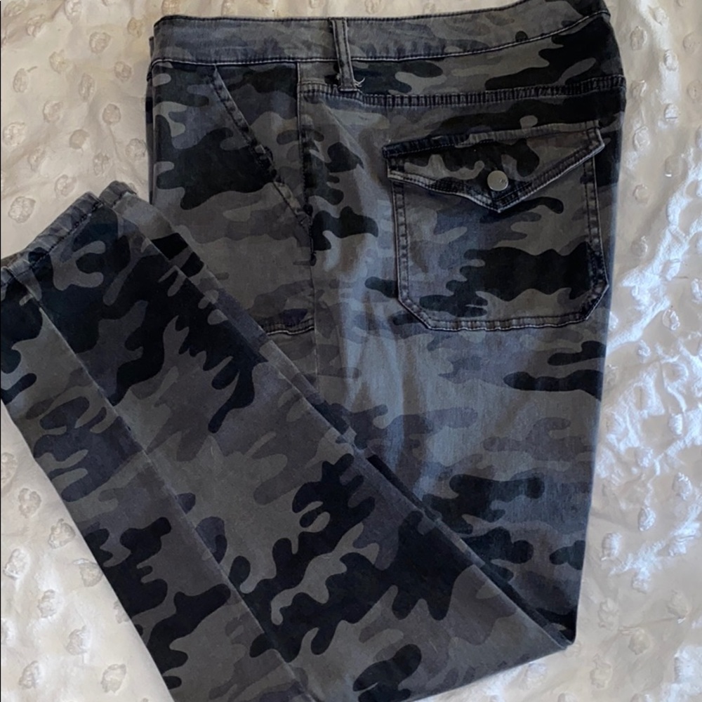 Ava & Viv camo jegging